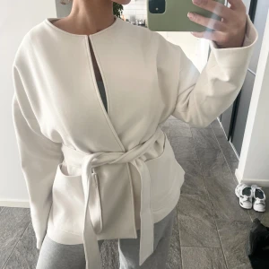 Vårjacka/kappa - Krämvit jacka från H&M i storlek M. Helt oanvänd/Nyskick! Säljer då den inte kommit till andvändning🥰nypris 599kr säljer för 299kr