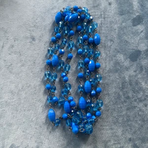 Blått halsband  - Halsbandet är långt och du kan styla lite hur du vill. 