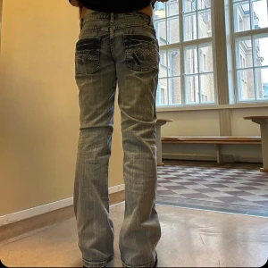Low waist jeans  - Säljer dessa as snygga Low waist jeans! Dem har så coola fickor. Storlek står ej men skulle säga 25-27W och L32☺️ Köparen står för frakt och pris kan diskuteras🤗💖