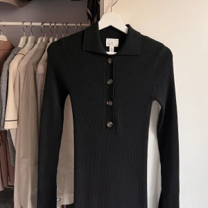 Finstickad klänning - 🤍Finstickad klänning med sidoslitsar i strl XS 🤍Aldrig använd