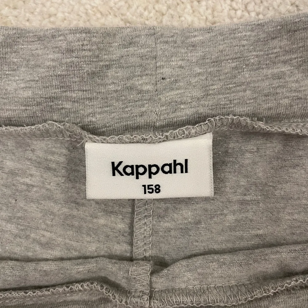 Ett par gråa tights ifrån Kappahl i storlek 158. Inte använda någon gång och är i fint skick! . Jeans & Byxor.