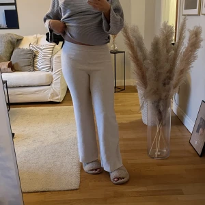 Mjukis ZARA - Jättefina ”mjukis” från Zara. Det är enligt mig ett par ”finare” mjukisar som kan kläs upp! De är endast använda 2 gånger då de är lågmidjade och det inte faller mig i smaken. Strl S. En beige/vit färg.