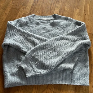 Stickad tröja - Fin stickad tröja från Kappahl, använd ett fåtal ggr. Lite nopprig.