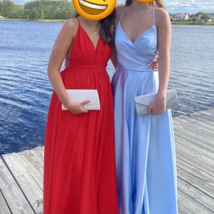 Bal/examen klänning  - En Bal/examens klänning från märket ”JJ house”, färg: ”himmelsblå” och är i storlek S. Man knyter i ryggen för att justera axelbanden samt hur tajt den ska sitta. Nypris: 1700kr & jag betalde frakt på 400kr, mitt pris 1000kr, endast använd en gång. 