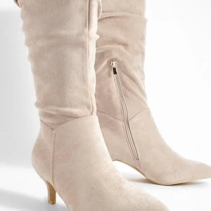 Beiga boots - Säljer dessa då de var för små! Endast testade! Helt nya. Super snygga boots ifrån boohoo. Ny pris 800kr. Går till under knäna, låg klack. PM för fler bilder eller prisförslag.