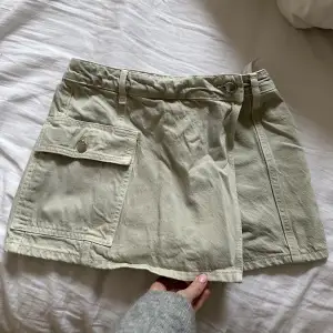 Så fin grön kjol med shorts från zara, aldrig använd 