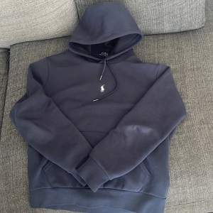Skön raffe hoodie med bra passform och material 