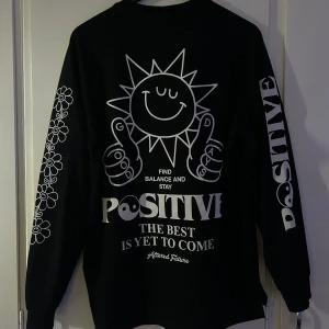 Tröja  - Säljer en riktigt snygg tröja men tyvärr så  använder jag den inte längre. Den är i riktigt fint skick (NY). Köpte den ny för 499kr priset är inte hugget i sten🤗