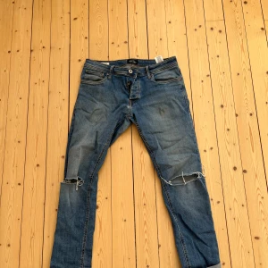 Jeans - Jeans med hål på knäna från Jack and jones