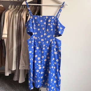 Somrig klänning - 🤍Miniklänning med cutout i strl M