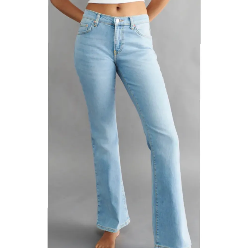 Säljer dessa blåa jeans från gina tricot då jeansen inte kommer till användning. Jeansen är i storlek 36 och är i modellen low waist bootcut jeans.🩷. Jeans & Byxor.