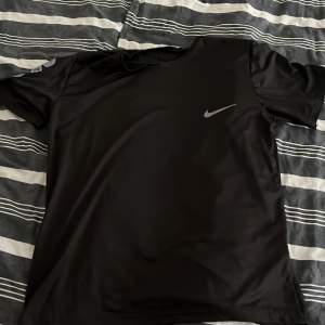Jag säljer min Nike t-shirt!! Den har använts tidigare, men den är i väldigt bra skick och inga fläckar eller smuts på tröjan.