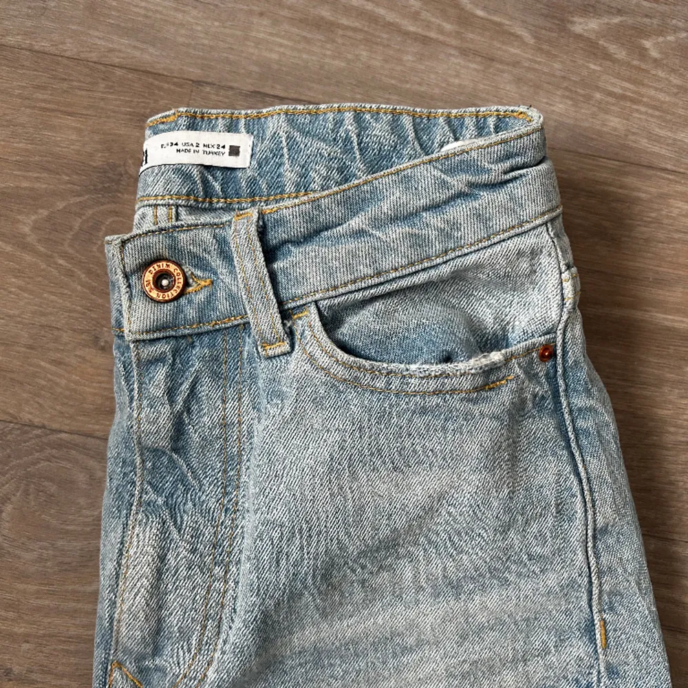 Jättefina zara jeans med hål på båda knäna!  Strlk 34, 200kr. Jeans & Byxor.