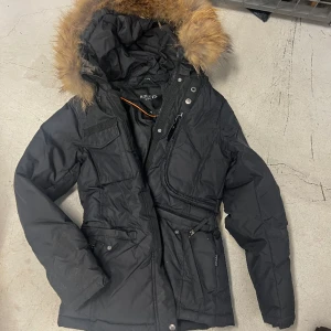 Hollies vinterjacka  - Jättefint skick. Säljer endast då den ej passar mig längre!  Inga skavanker, hål, eller fläckar. 