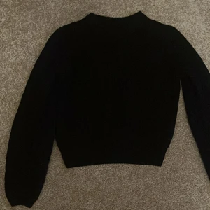 Svart stickad magtröja  - En svart stickad magtröja helt oanvänd  