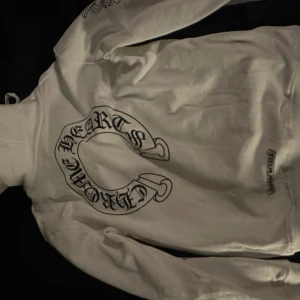 Chrome hearts hoodie  - Storlek S oversize i passformen. Pris 700 möjligtvis att jag går ner i pris vid en snabb och smidig affär. 