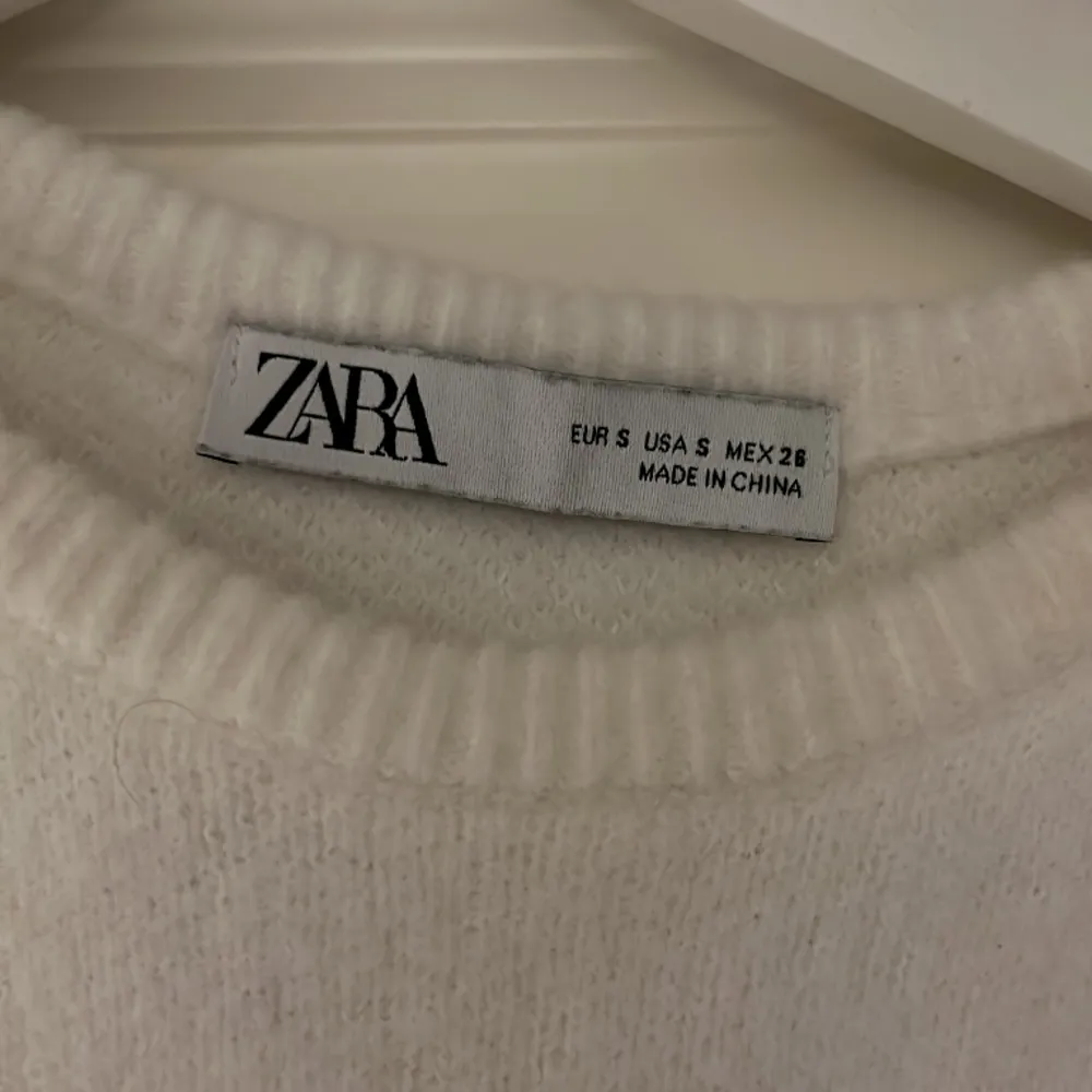 Säljer den här tröjan ifrån zara som är köpt i höstas och bara använd ca 5 gånger. Bra skick och mjukt och skönt material🥰. Stickat.