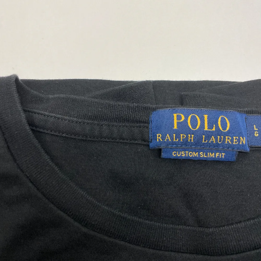 Basic tröja från ralph lauren, superbra skick, köpt i köpenhamn . T-shirts.