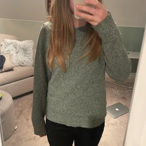 Stickad tröja! - Denna gröna tröjan från Vero Moda kommer inte längre till användning därför så säljer jag! Passar mig perfekt som är 165/166 cm och är storleken S men passar nog även folk som är medium. Tröjan är som ny! Skriv till mig om eventuella frågor!💕