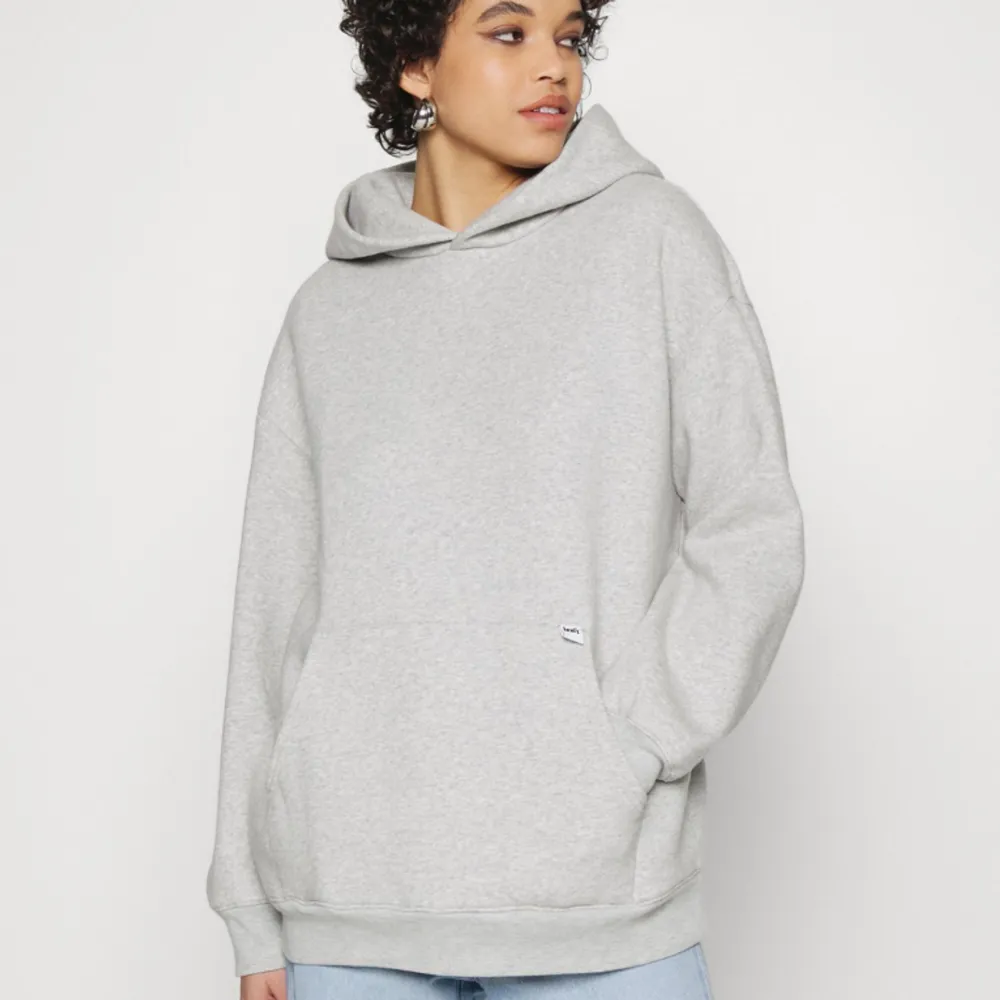 Oversized hoodie i storlek s men passar m också! Köpt för 789 kr på Zalando där den nu är slutsåld , nästan helt oanvänd 💙. Hoodies.