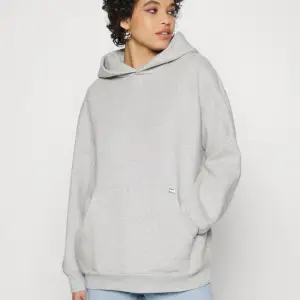 Oversized hoodie i storlek s men passar m också! Köpt för 789 kr på Zalando där den nu är slutsåld , nästan helt oanvänd 💙