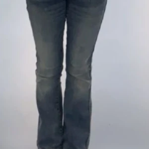 Bootcut low waist jeans - Bootcut low waist jeans, Det är i jätte bra  skick supper fina det är ifrån H&M, tyvärr har de blivit försmå och dessa är verkligen en av mina favoriter jeans💕❤️ Priset kan diskuteras de kostade ungefär 279kr