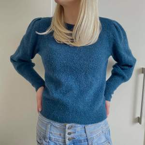 Marinblå stickad tröja med glitter💙✨Storlek: S. Köp direkt via ”köp nu” knappen<3