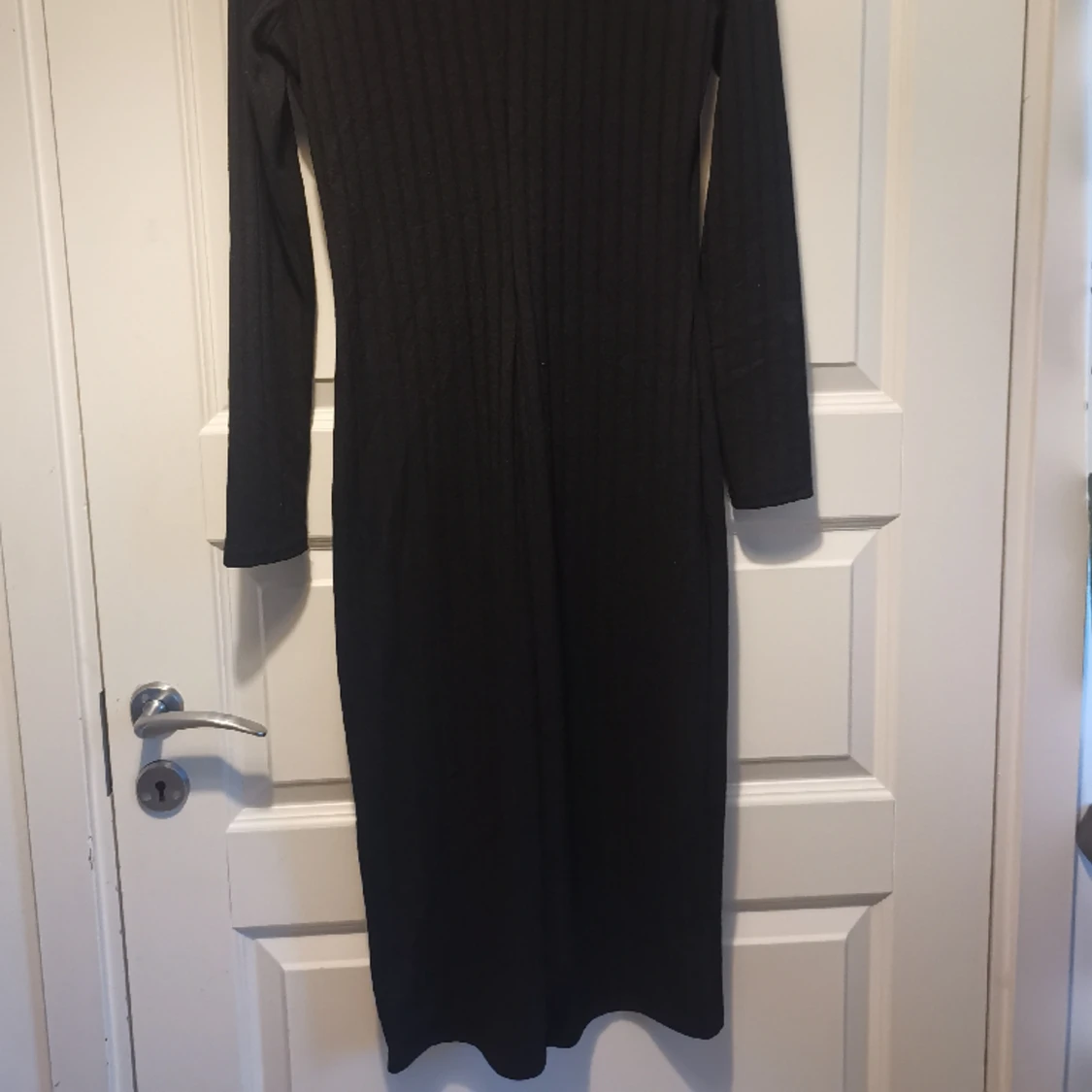 Finstickad tajt klänning med lite polokrage - 91