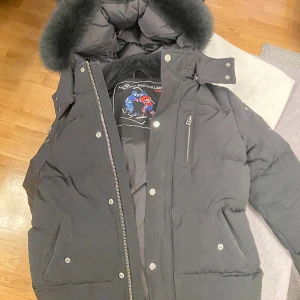 Moose Knuckles jacka - Säljer nu min Moose knuckles jacka som är för liten och den är endast använd 8-10 gånger, jackan är äkta köpt på Johnells. Och kvitto får man med när man köper jackan den är i storlek XS men passar även S, jackan är köpt för 6000kr.