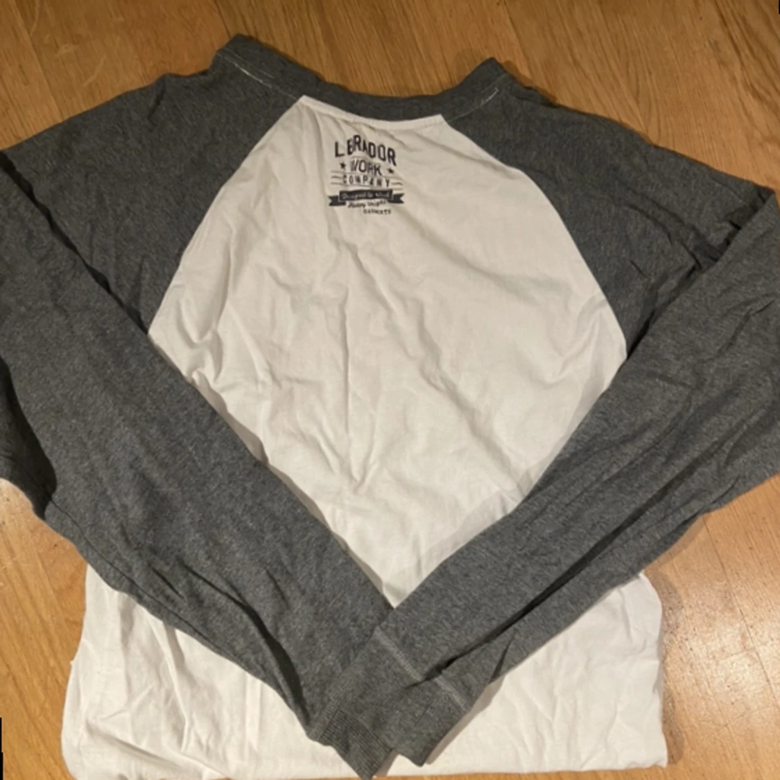 Grå och vit tröja med tryck - 90