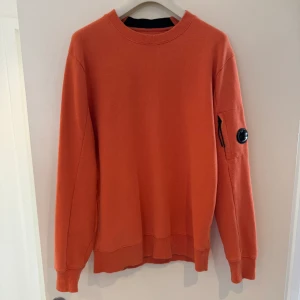 Cp company - CP company tröja Cond: 8.5/10 Size: L  Bara att skriva för fler bilder eller frågor!