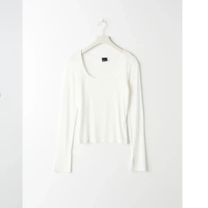 Gina Tricot soft touch tröja - Aldrig använd, Storlek xxs, vit tröja med slits i armen