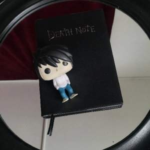 Supercool oanvänd DeathNote notebook som används i serien (köptes för 170kr). L Lawliet FunkoPop, perfekt för bokhyllan (köptes för 450kr). 600kr för båda Pris kan alltid diskuteras♡