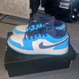jordan 1 unc low  - storlek 40  ganska bra skick  ny pris runt 2000kr