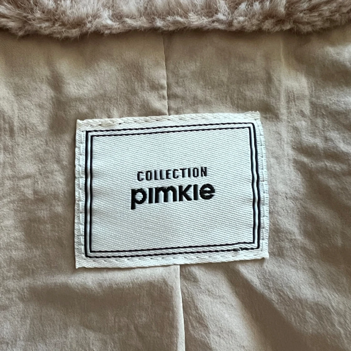 Mjuk beige pälsjacka  - 91