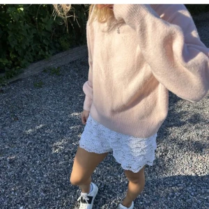 Stickad tröja  - Första bilden är lånad från förra ägaren!!! Super fin stickad tröja, jätte skön och sticks inte! Från & other stories 