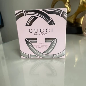 Gucci parfym - Gucci parfym bamboo, som jag fick i present. Inte min doft, äkta har qr kod i botten som länkar än till guccis hemsida. Bara testad 🫶