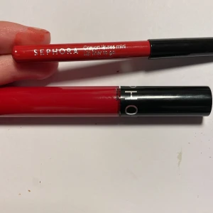Sophora läppglans  - Läppglans och läppenna från sephoras julkalender, endast testat knallröd! Diskutera pris om du vill 🫶🏻 Ganska nya, fint skick. Skulle väsa pennan innan jag la ut ba så vässade med vanlig pennvässare så ser kanske lite annorlunda ut där fram.