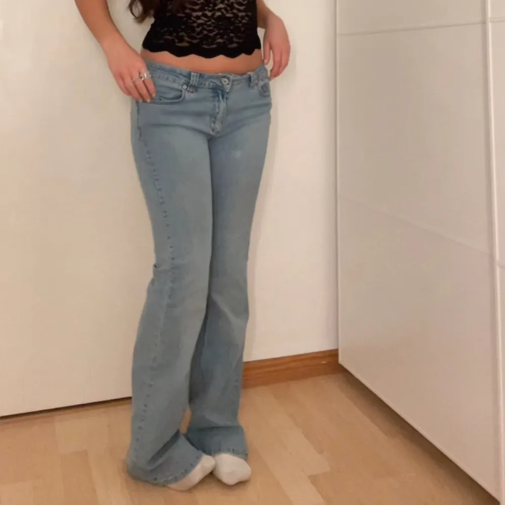 Superfina lågmidjade jeans!💓 midjemått:80cm Innerbenslängd:79cm. Jeans & Byxor.