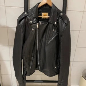 Hard rock cafe  - Gammal och ovanlig hard rock cafe jacka. Köpt 1997 i Berlin. Skick 9/10 knappt använd. Nypris 2600. Svårt att få tag på längre. Hör av dig för mer frågor!