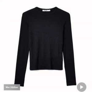 Långärmad topp - Säljer min långärmade topp från NA-KD, då den är för liten för mig. Toppen är aldrig använd och är i nytt skick!!❤️