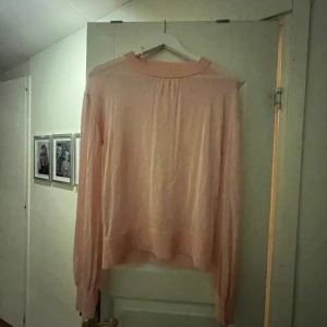 Rosa lyxig tröja från Indiska i storlek S  - Finstickad, lätt tröja i rosa från Indiska. Den känns lyxig och faller fint. Passar till allt. Storlek S. 