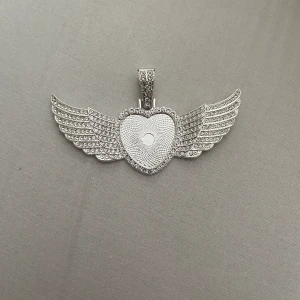 Hjärtvinge - Berlock, silver  - Jättevacker hjärtvinge berlock i silver säljes, helt ny. Passar jättebra ifall man köper till en kedja och har det som ett halsband💘(47mm) finns 2st kvar!!