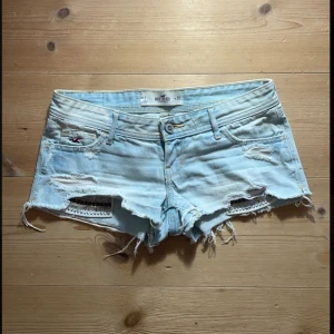 Lågmidjade hollister shorts  - Säljer dessa snygga lågmidjade hollister shorts💕storleken är 25 men skulle säga att dom passar en s💕hör av er vid fler frågor💕säljer + frakten💕