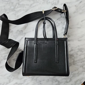 Zara Väska - Svart väska som är köpt på zara. Fläckar på bild två, annars i gott skick. 18,5cm bred, 17cm hög, 10cm djup