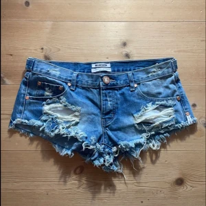 Lågmidjade one shorts - Säljer dessa lågmidjadeshorts från one💕hör av er vid fler frågor💕säljer + frakten💕