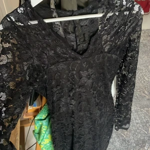 Spetsklänning - Mycket fin spetsklänning som är nästa helt oanvänd. Går att använda både fram och bak framåt. Sitter som en smäck. Storlek S men passar även XS.