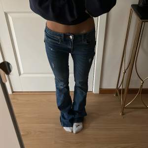 Säljer mina skit snygga mid waist bootcut jeans då jag är i behov av pengar och har ett par liknande❤️
