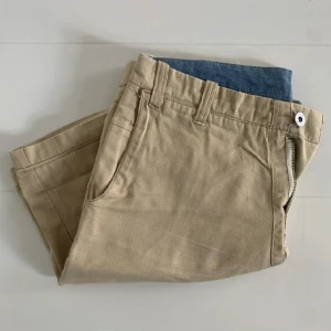 Shorts chino  - Chino shorts size S. Measurements: Waist 42cm - Outseam 49cm - Inseam 24cm - Leg opening 25cm