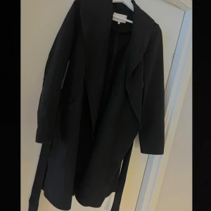 Svart kappa - Snygg och stilren kappa från Vila. Endast testad. Stl. 36. Nypris 599kr.